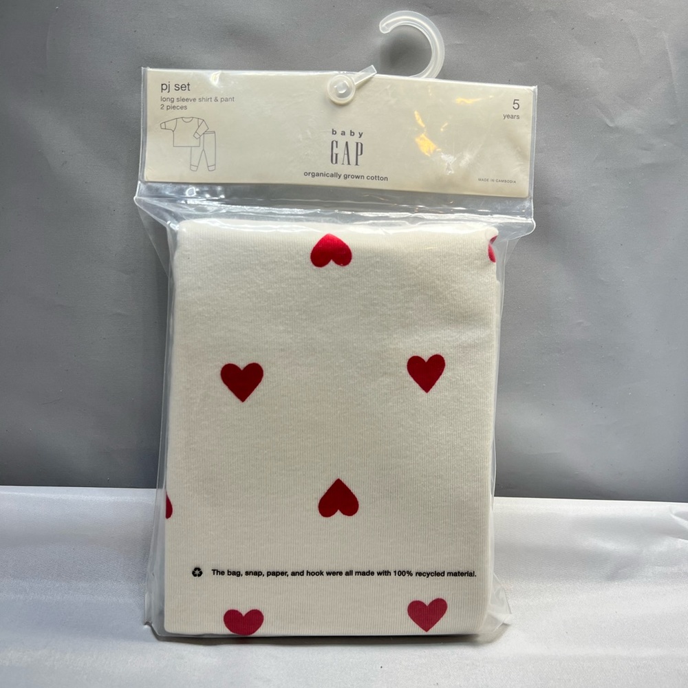 Baby gap organically grown long sleeve PJ set, hearts, size 5